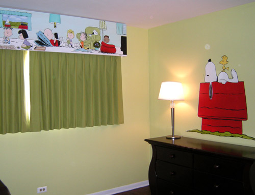 Peanuts Characters on Cornice - Snoopy on Dog House